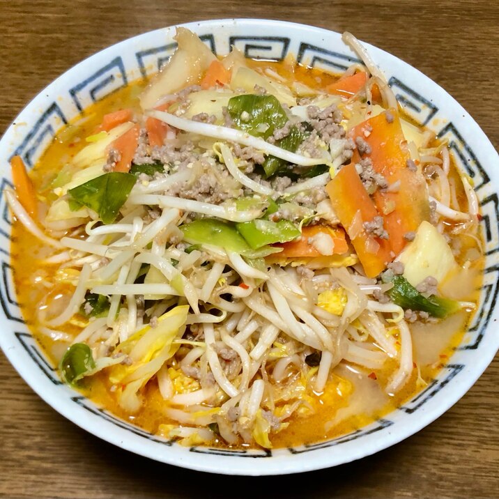 野菜たっぷり！濃厚ピリ辛味噌ラーメン